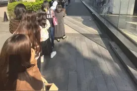 太火爆！上海这里迅速约满！限定抢购20分钟，人山人海只为买这个牌子的包！图片