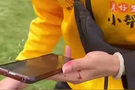 外卖员撞豪车想分期赔偿，车主婉拒欲给医药费：不愿让他承受压力图片