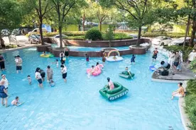 “水上泡泡乐园”搬到了家门口？南桥这个小区有个暑期限定泳池→图片