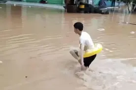 中考赶上暴雨，湖南龙山县一学生游泳出行，教体局：少量考生迟到，将启用备用卷图片