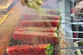 韩国媒体围观中国烤西瓜 感慨“万物皆可烧烤”图片