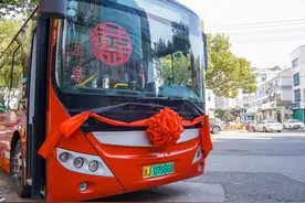 开往“幸福站”！台州这对新人大胆尝试“公交婚车”图片
