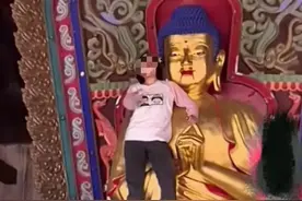 女游客攀爬佛像大闹，自称是“活菩萨”！当地通报来了→图片