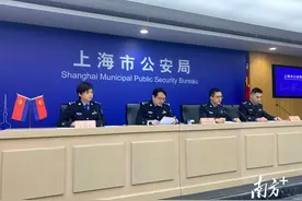 回收高档瓶，灌装低档酒！上海警方破获一批制售假酒案图片