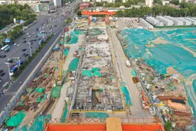 济南地铁千佛山站建设实况，西侧双线贯通东侧正建车站图片