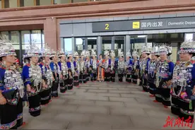 湘西人民着盛装迎湘西边城机场通航图片