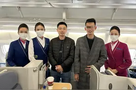 “平凡英雄”再度挺身而出，救助机上生病旅客图片