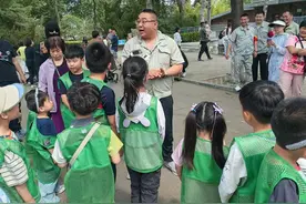 端午假期动物园河马享美食 萌娃亲手定制“健康粽”图片