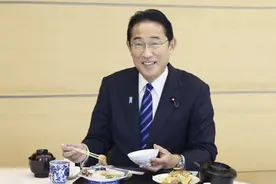 岸田文雄携官员摆拍试吃福岛海鲜，边吃边夸：非常美味！图片