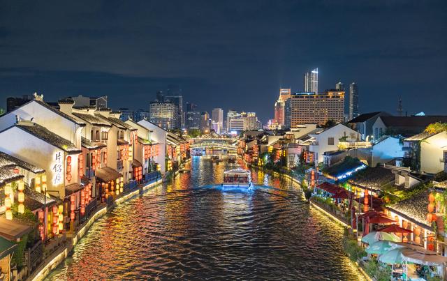 江苏无锡：京杭大运河秋日夜景美如画