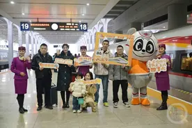 成渝城际“复兴号”动车组四岁啦！马来西亚乘客点赞：中国高铁速度太快了图片