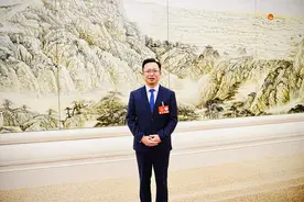 全国人大代表聂鹏举：推广“可躺式”课桌椅，让中小学生午休舒心“躺睡”图片