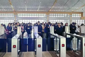 “五一”小长假｜开封火车站首日客流如潮图片