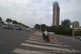 长沙禁摩区有人二次强行冲关，行政拘留3日！图片