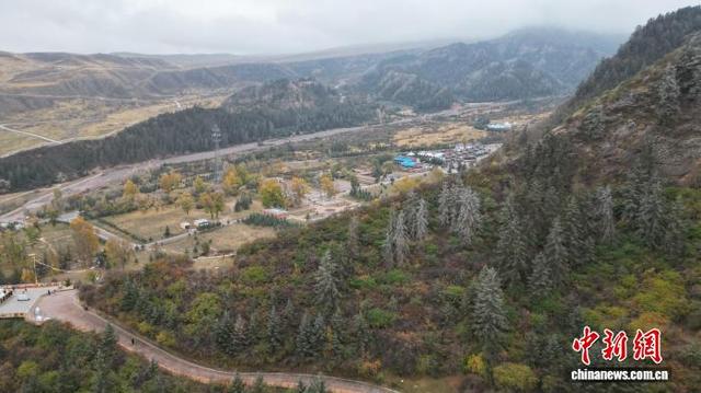 祁连崖壁间秋意尽染“千年古刹”马蹄寺
