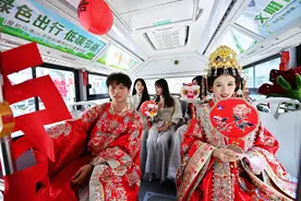 公交车变身婚车 南安这对新人乘上幸福专车图片