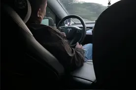 顺风车司机高速上开特斯拉“智驾”睡觉，乘客：投诉后获赔5元补偿券图片