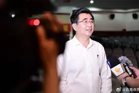 足协主席宋凯探望国足图片