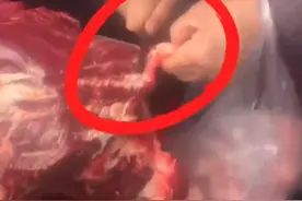大妈用小刀偷切肉被老板阻止 网友：大妈这样做着实不太地道啦！图片