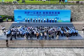 “水清、鱼跃、景美”三个侧面 看一江清水向东流图片