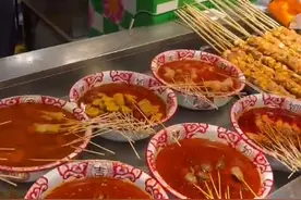 夫妻二人在六合路夜市“撸串”后上吐下泻 丈夫还被救护车送进了医院……图片