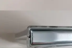 三星用户称折叠手机不到一年内外屏现黑影保修遭拒！客服回应图片