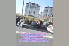 一载有学生小车撞上收割机，致多人伤亡图片