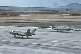 两架美军军机在日本松山机场紧急着陆图片