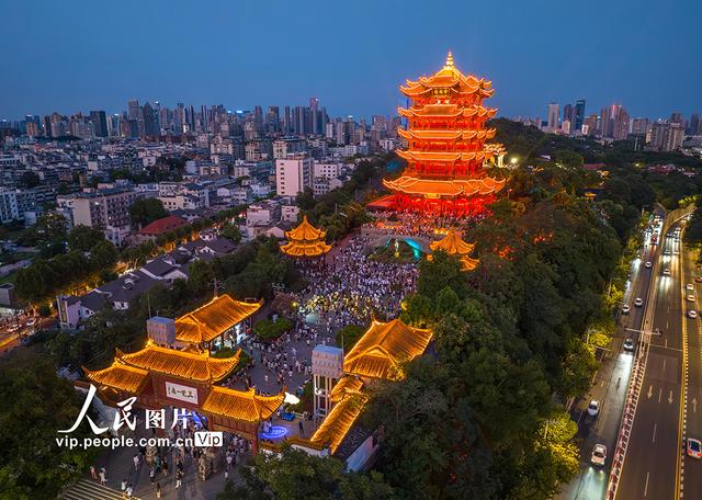 湖北武汉：黄鹤楼人气旺