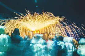 打铁花中享欢乐图片