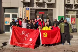 东城区崇文门外街道国瑞城西区社区开展第二届“3.12绿地大扫除”图片