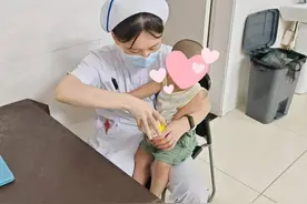 来凤县人民医院：急诊科的“临时妈妈”图片