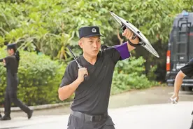 广东潮州饶平公安民警郑业宇防风抗灾因公牺牲图片