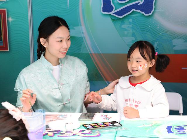 理论市集、古华书市、快闪、图书拍卖，古华庭里满是文化烟火气