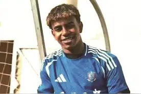 足坛新星亚马尔穿上厦门二中球衣图片