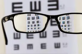 暑期迎来“摘镜潮” 专家建议：18周岁以上、近视度数稳定后再手术图片