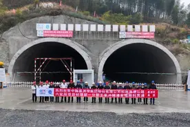 和襄高速公路六安段王家冲隧道提前两个月完成全副贯通图片