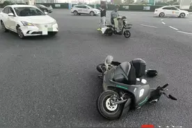 好险！两车同时拐弯变道，一方路口抢行撞了图片