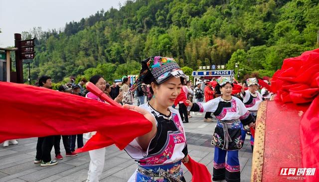 解锁湘味春天！张家界武陵源首届茶旅文化周嗨翻中外游客