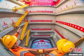 世界最长海底高铁隧道开始相向盾构掘进图片