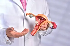 32岁二胎妈妈子宫脱垂掉到大腿上，卧床八个月后接受手术……图片