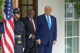 当着南非总统的面，特朗普突然下令：关灯，放电视图片