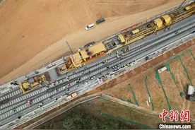 南凭高铁崇凭段完成铺轨 中越铁路互联互通加速图片