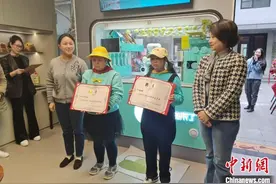 上海：与AI机器人“结对” “唐宝宝”当上饮料店“掌柜”图片