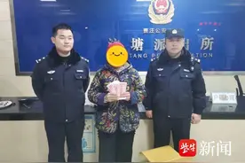 老太误将9000元现金当废品卖掉，民警手翻废品全数找回图片