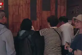 KTV迎来了许多“自带茶水”的老年人，苏州有KTV推出老年人专属优惠图片