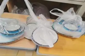 大学生付“餐具费”吃完饭将餐具全带走，跟商家赌气不如当场投诉图片