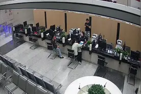 武汉公安特事特办送证上门 暖心服务直抵民心图片