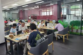 暑期图书馆书香氛围浓，青少年乐享阅读时光图片