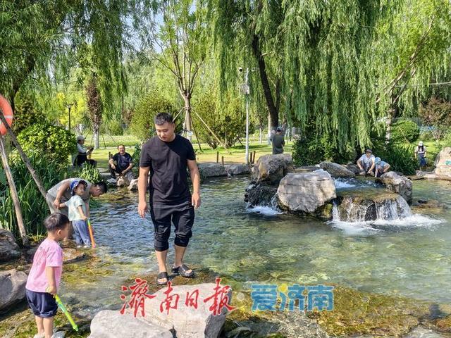 35℃热浪来袭，市民泉畔觅清凉